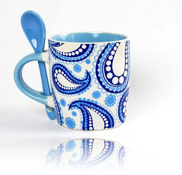 白色和蓝色陶瓷杯 — 图库照片