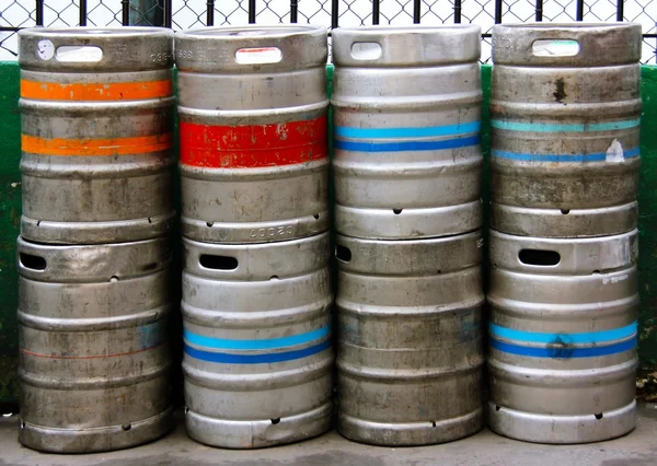 Στοίβα βαρέλια μπύρας — Φωτογραφία Αρχείου