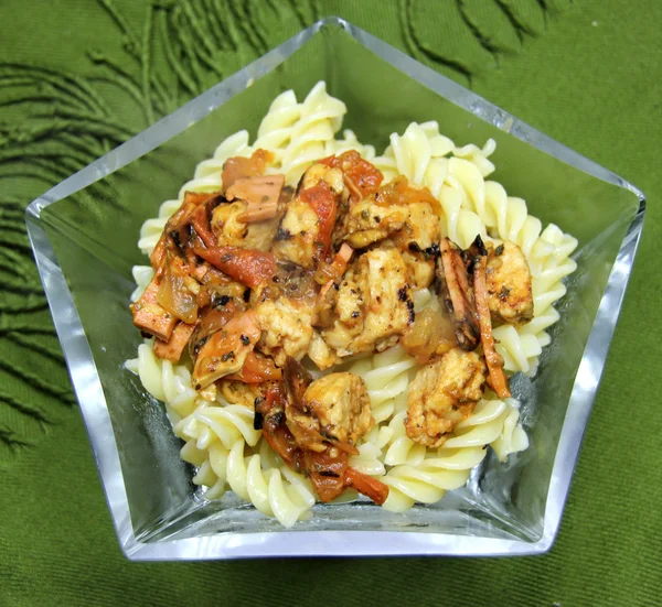 Vegetarisk flak - kylling og vegetabilsk pasta – stockfoto