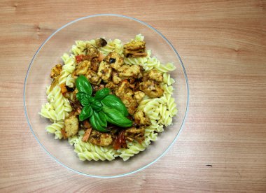 Vejetaryen sahte tavuk ve sebze makarna