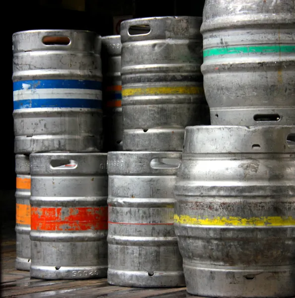 bira, metal bar bira fıçıları yığılmış varil