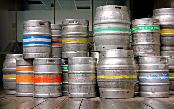Barriles apilados de cerveza, barriles de pub de metal — Foto de Stock