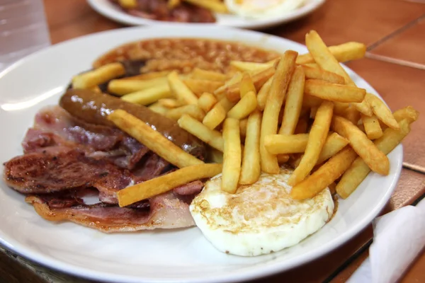 Teljes angol nyelvű fry fel reggelit, hasábburgonyával Stock Kép
