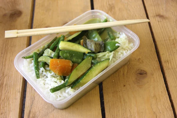 Vegetarisk thailandsk matrett til takeaway – stockfoto