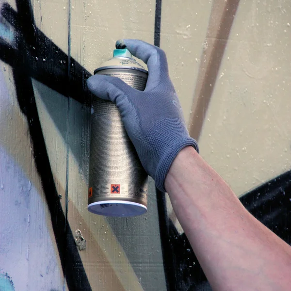 Graffiti Artist pintando una pared con Street Art Fotos De Stock Sin Royalties Gratis