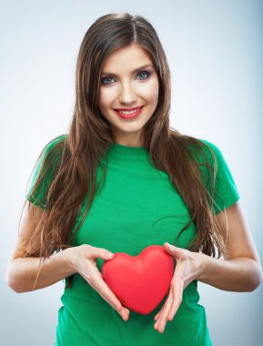 güzel kadın tutun Sevgililer günü sembolü.