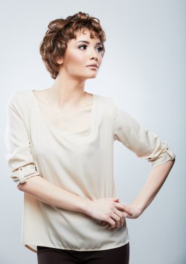 güzel bir kadın ayakta Studio arka planı.