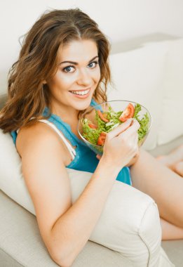 Evdeki genç kadın.