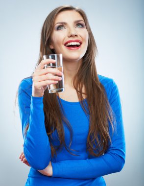 su bardağı tutan rahat tarzı genç kadın.