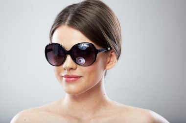 gülümseyen güzel kadın yakın yüz portre, güneş cam kadar.