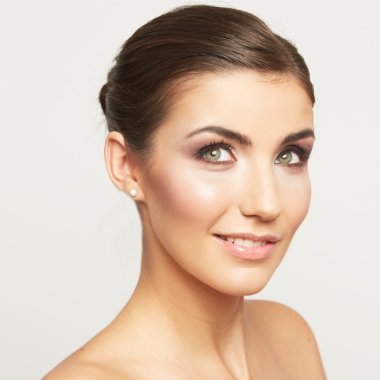 genç bir kadın beyaz zemin üzerine izole yüzü gülüyor.