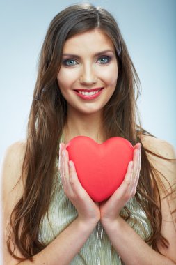 Sevgililer günü simgesi tutan güzel kadın