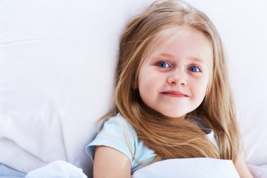 çocuk kız yalan yatakta.