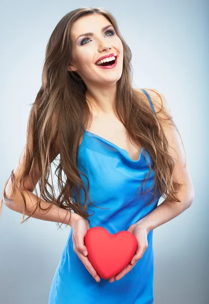 Coração, símbolo de amor jovem mulher feliz segurar — Fotografia de Stock