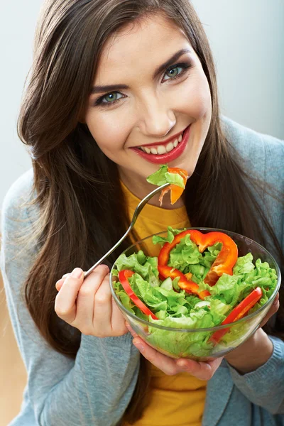 Mladá žena jíst salát izolované — Stock fotografie