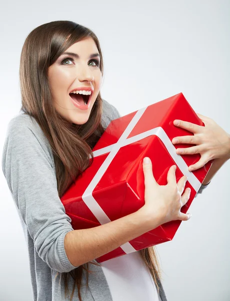 Junge Frau Porträt halten Geschenk in Weihnachtsfarbe Stil — Stockfoto