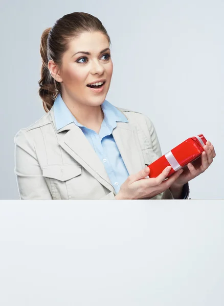 Lächelnde Geschäftsfrau rote Geschenkbox halten. — Stockfoto