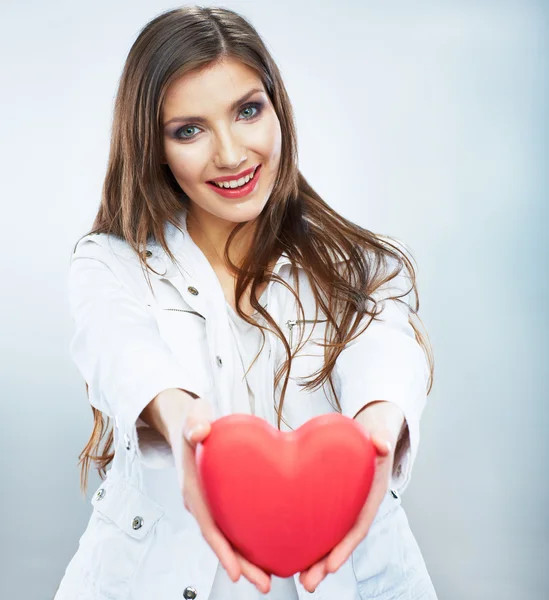 Hermosa mujer celebrar el símbolo de San Valentín . — Foto de Stock