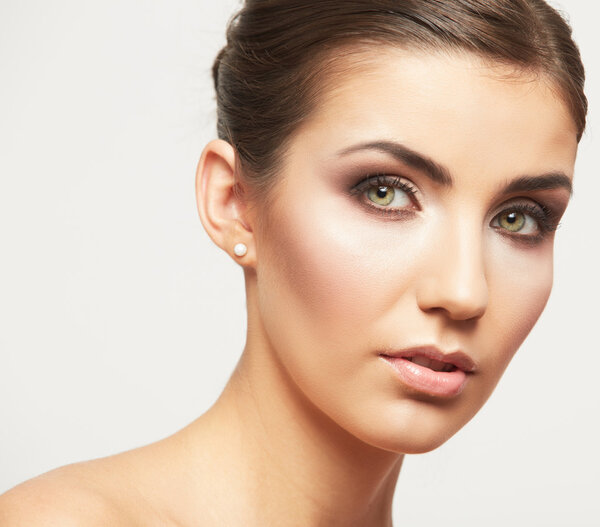 Крупный план портрет красивой молодой женщины лицо.