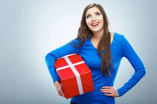 Молодая счастливая улыбающаяся женщина держит красную коробку подарков — стоковое фото
