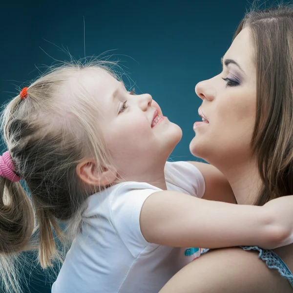 Kid spelar isolerade — Stockfoto