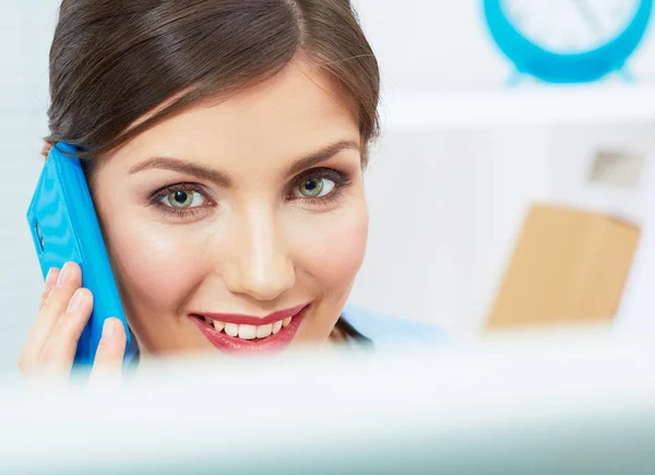 Smiling business woman on phone at office. — Stock Photo, Image