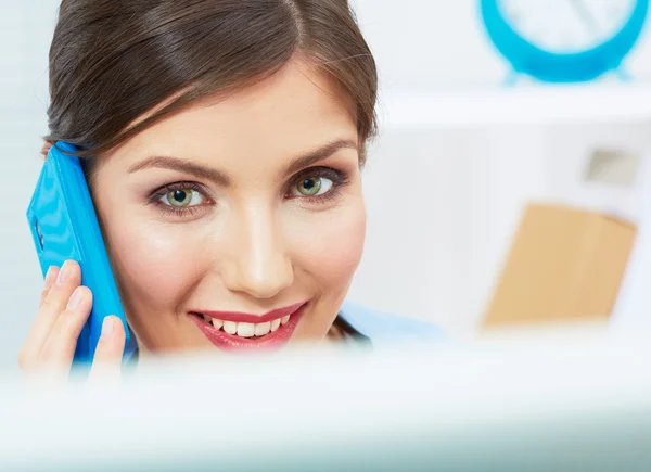 Femme d'affaires souriante au téléphone au bureau . — Photo