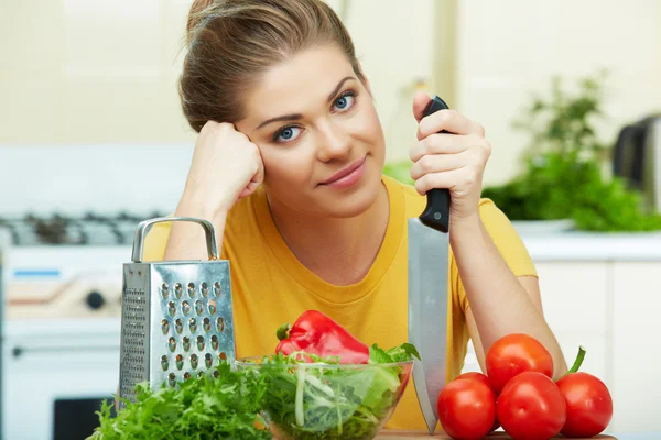 Femme heureuse dans la cuisine — Photo