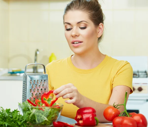 Femme cuisine des aliments dans la cuisine — Photo