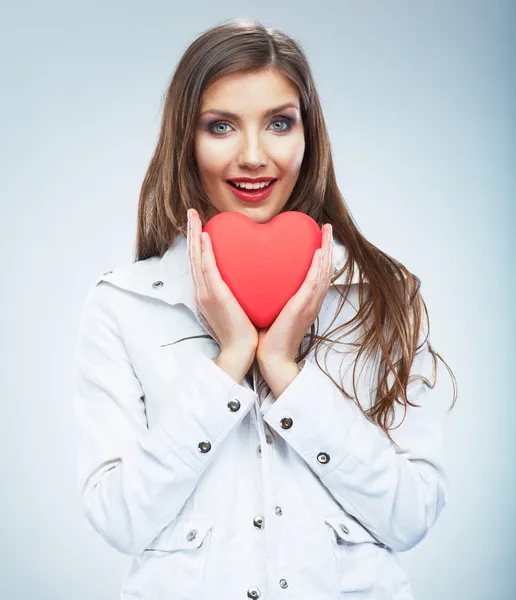 Schöne Frau hält Valentinstag Symbol. — Stockfoto