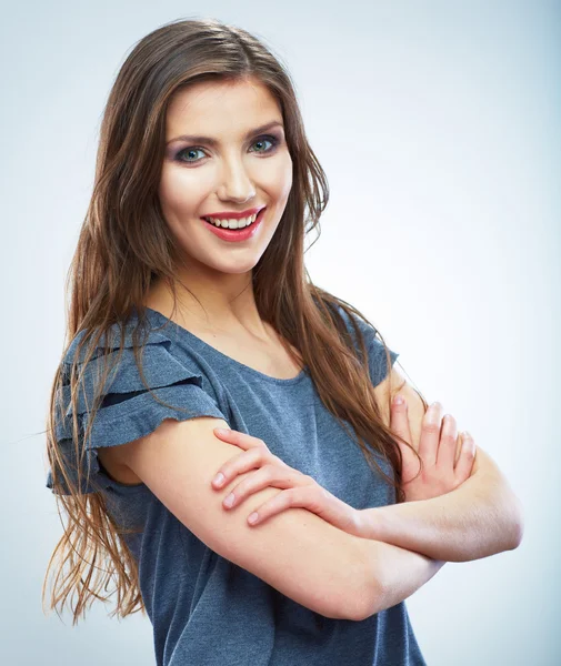 Casual stijl jonge vrouw die zich voordeed op geïsoleerde studio achtergrond. — Stockfoto