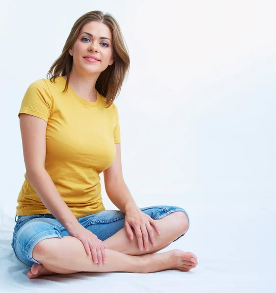 Smiling yong woman sitting on floor — Stock Photo, Image