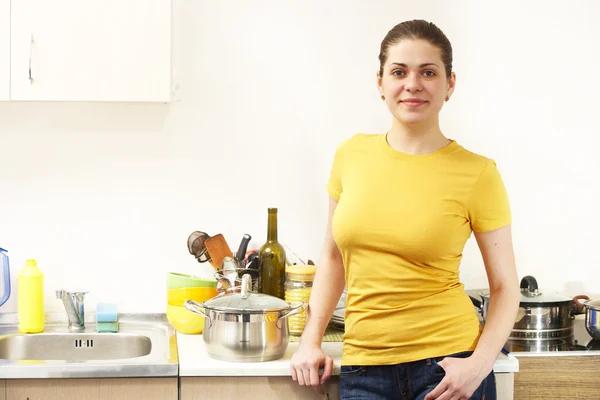 Mulher na cozinha — Fotografia de Stock