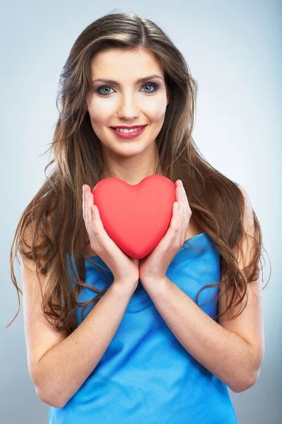 Cuore, simbolo d'amore giovane donna felice tenere — Foto Stock