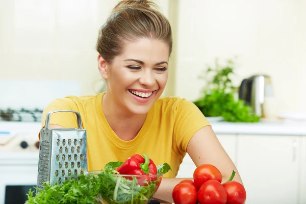 Kvinnan matlagning hälsosam mat — Stockfoto