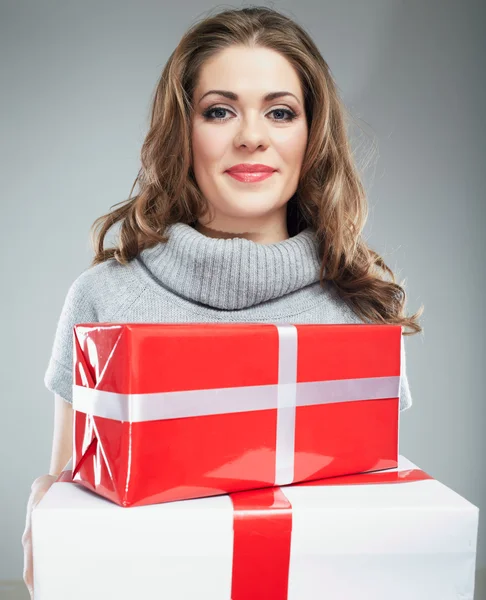 Frau hält Geschenk in Händen — Stockfoto