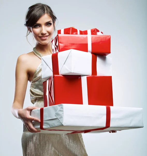 Junge Frau hält viele rote, weiße Geschenkschachteln in der Hand . — Stockfoto