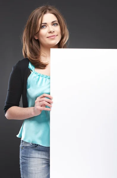 Vrouw met leeg wit bord op grijs geïsoleerd — Stockfoto