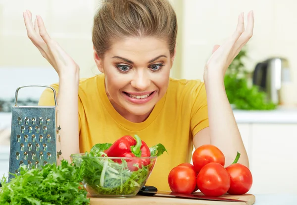 Wanita memasak makanan sehat di dapur — Stok Foto