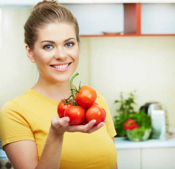 Vrouw in keuken — Stockfoto