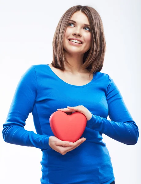 Sonriente joven mujer sostiene el corazón rojo —  Fotos de Stock