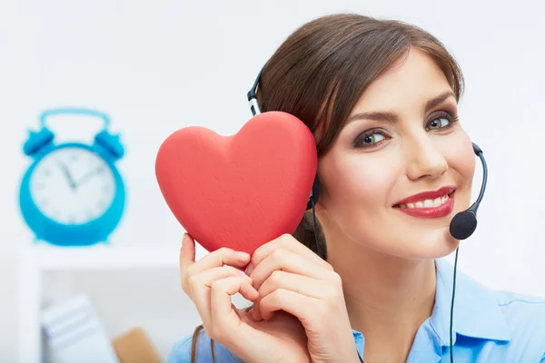 Call center sorrindo operador segurar coração vermelho . — Fotografia de Stock