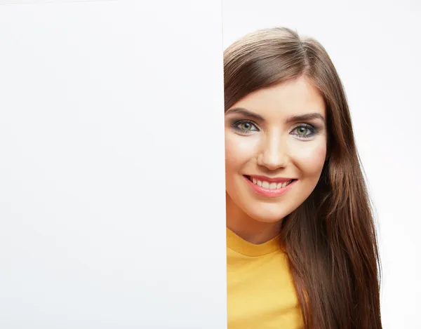 Teenager Mädchen halten weißes Blanko-Papier. — Stockfoto