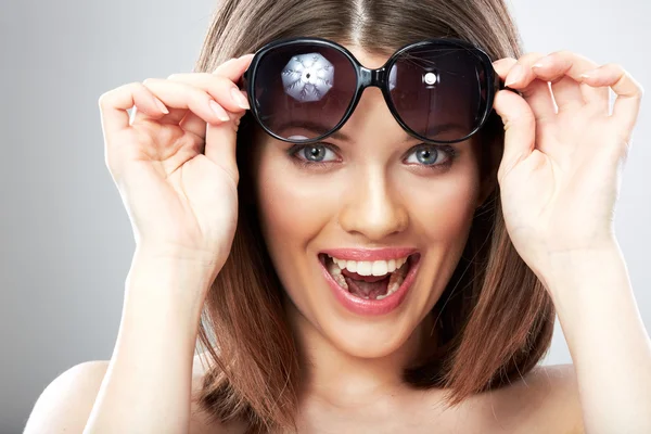 Diente sonriente joven modelo femenino con gafas de sol . —  Fotos de Stock