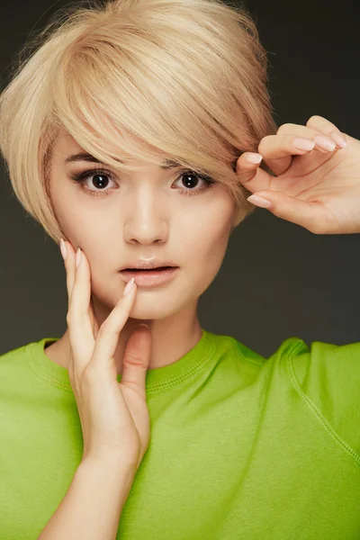 Retrato de mulher jovem — Fotografia de Stock