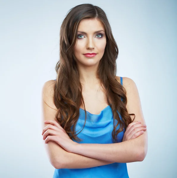 Vacker ung kvinna blå aftonklänning porträtt. — Stockfoto