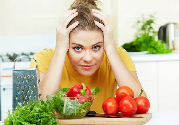 Woman cooking healthy food in the kitchen — Stock Photo, Image