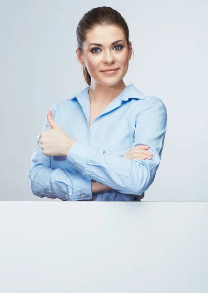 Tummen business kvinna stående, vit banner. — Stockfoto