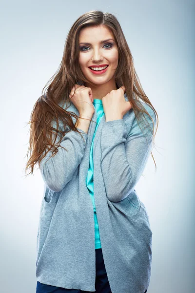 Casual stijl jonge vrouw die zich voordeed op geïsoleerde studio achtergrond. — Stockfoto