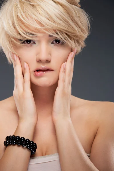 Portrét mladé ženy. closeup beauty studio pro natáčení. — Stock fotografie